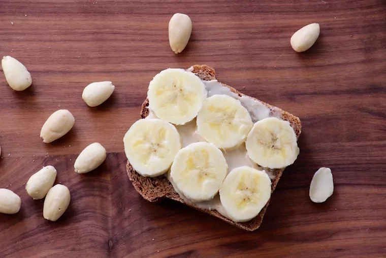 Brot mit Mandelmus und Bananenscheiben