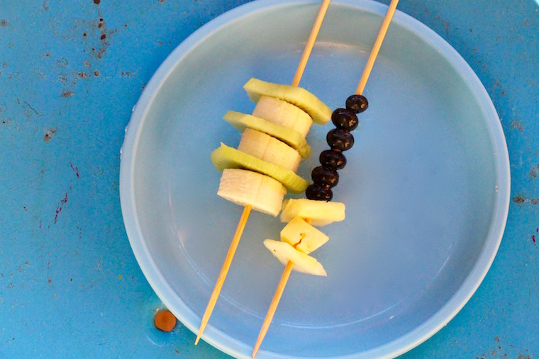 Obstspieße mit Banane, Blaubeeren und Ananas