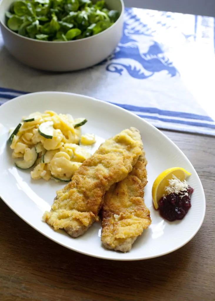 München Schnitzel auf dem Teller mit Kartoffelsalat