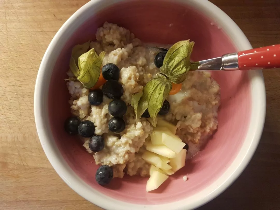 Oatmeal zum Frühstück mit frischen Beeren