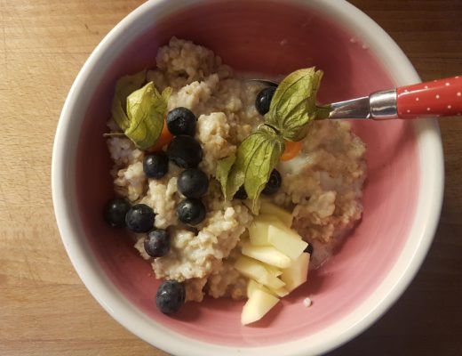 Oatmeal zum Frühstück mit frischen Beeren