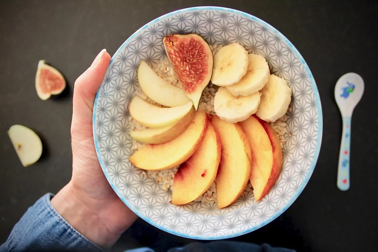 Eine Schale Müsli mit Obst