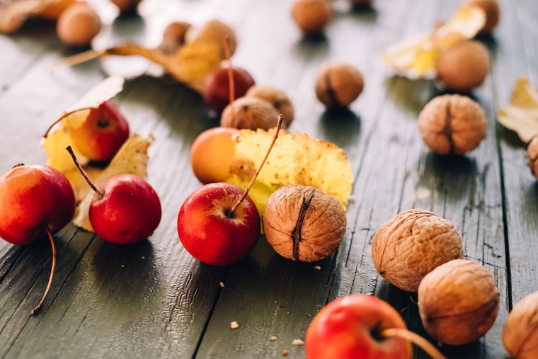 Walnüsse und Apfel auf einem Tisch