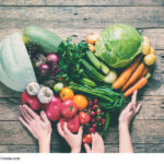 Obst und Gemüse mit Frauen- und Kinderhand