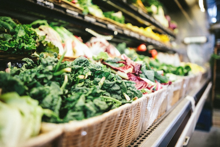 Regel mit Gemüse im Supermarkt