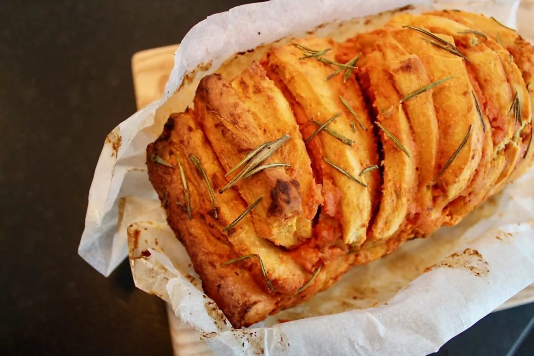 Zupfbrot mit Tomate und Rosmarin