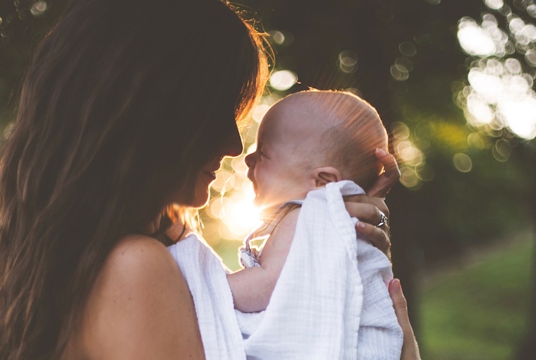Mutter mit neugeborenem Baby im Arm