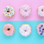 Bunte Donuts mit Zucker verziert