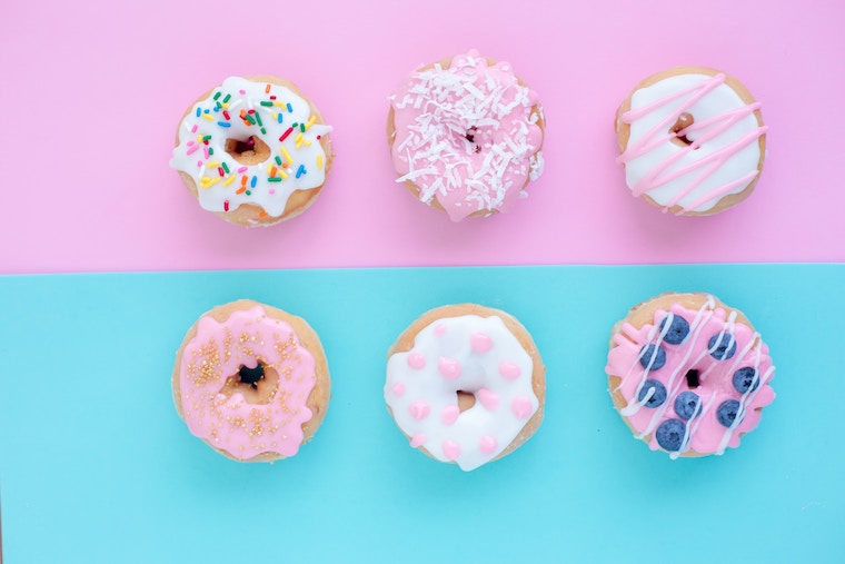 Bunte Donuts mit Zucker verziert