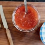Gläser mit Erdbeer-Rhabarber-Marmelade