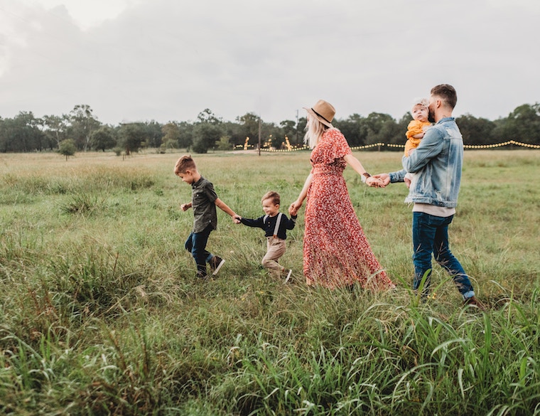 Familie mit drei Kindern in einer Wiese