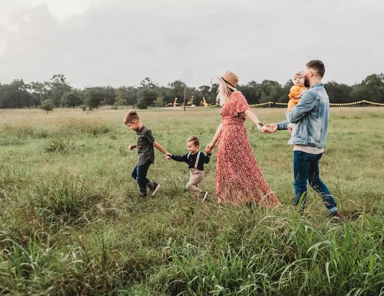 Familie mit drei Kindern in einer Wiese