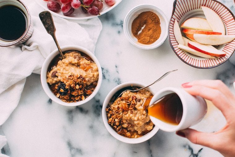 Frühstückstisch mit Müsli