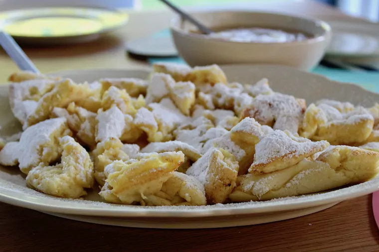 Kaiserschmarren mit Puderzucker und Apfelmus