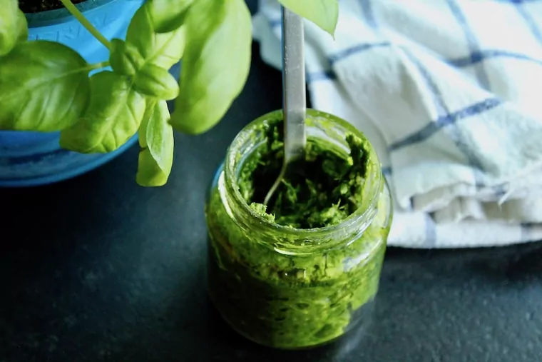 Grünes Pesto im Glas