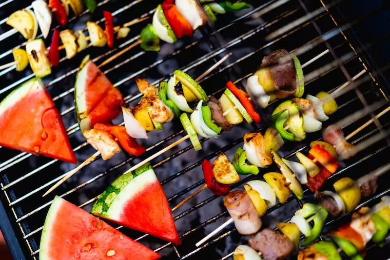 Schaschlik und Melone auf dem Grill