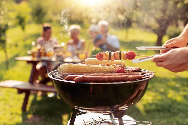 Familie beim Grillen mit Kleinkind