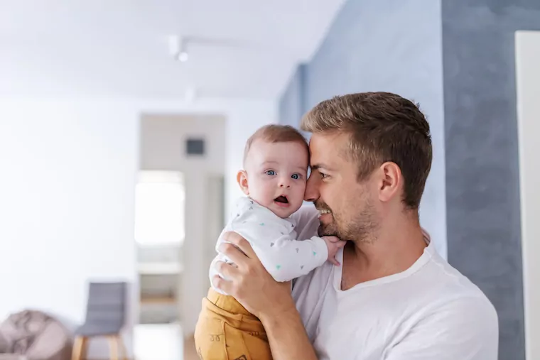 Vater mit Baby auf dem Arm