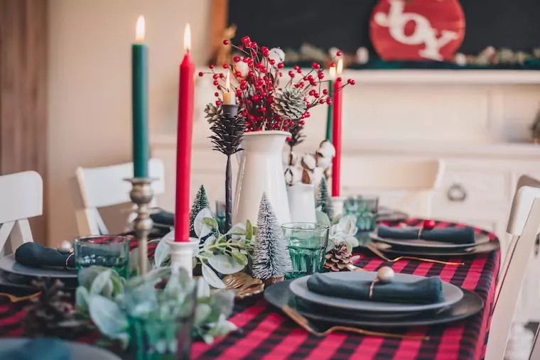 Festlich gedeckter Tisch fürs Weihnachtsmenü
