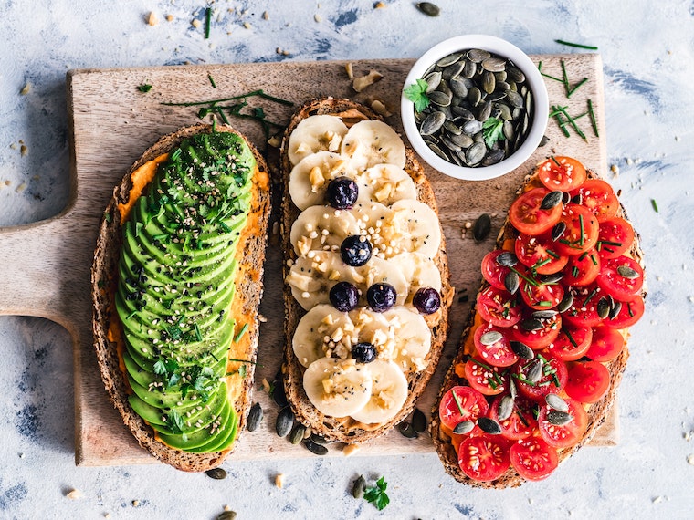 Vegane Sandwiches für Kinder mit Avocado, Banane und Tomate belegt