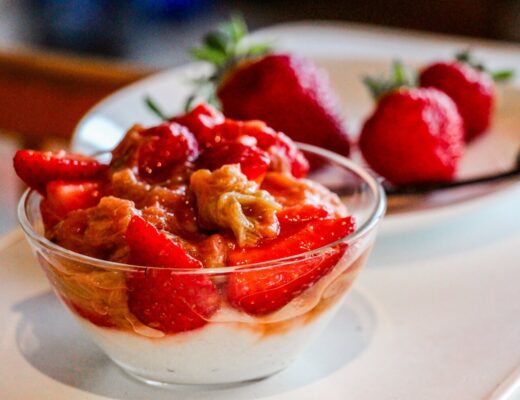 Eine Gllasschüssel mit Grießbrei und Erdbeeren-Rhabarber-Kompott.