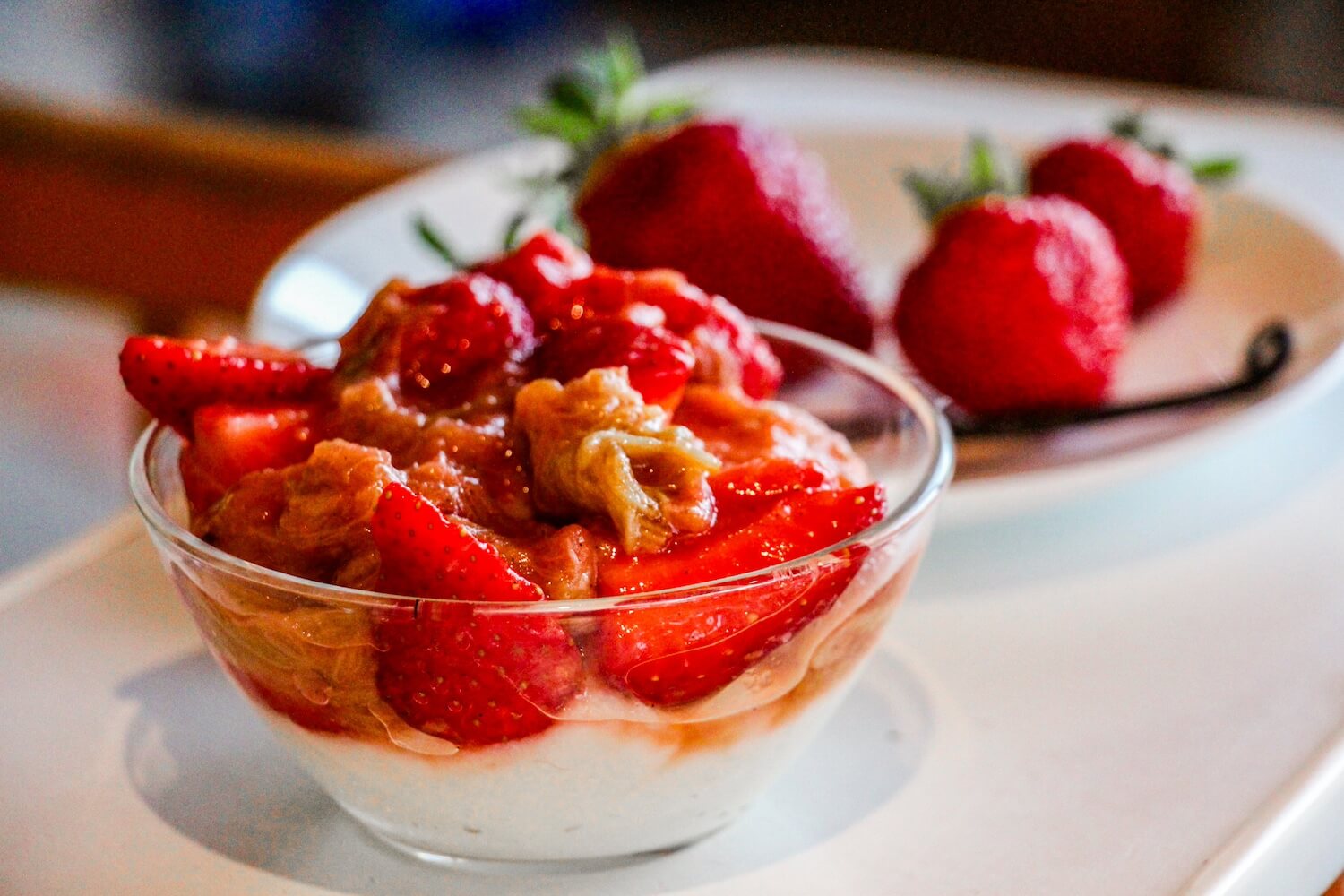 Eine Gllasschüssel mit Grießbrei und Erdbeeren-Rhabarber-Kompott.
