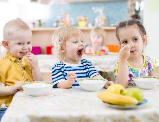 Kinder beim Essen in der Kita
