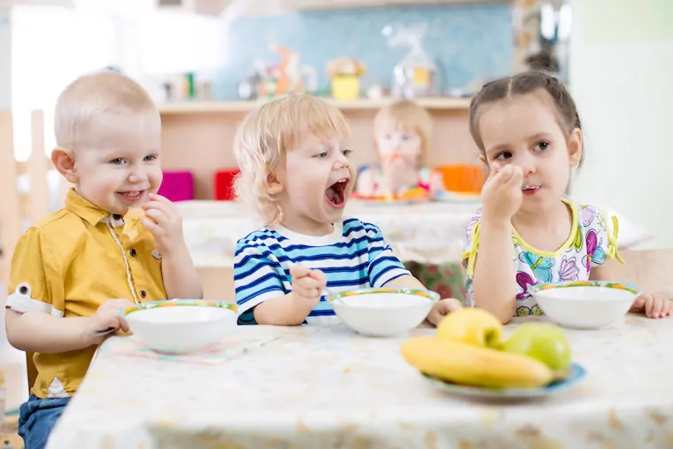 Kinder beim Essen in der Kita
