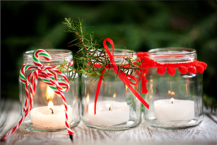 Selbstgemachte und weihnachtlich geschmückte Windlichter aus Babybrei-Gläschen