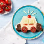 Teller mit Auto aus Toastbrot