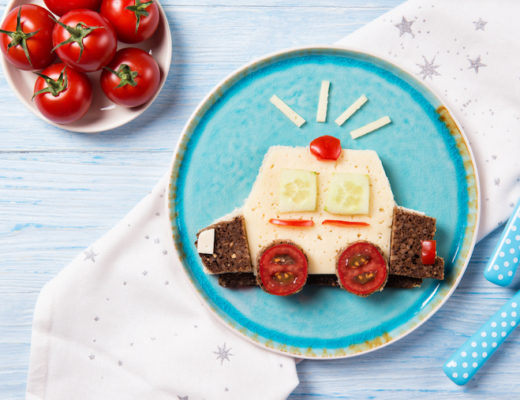 Teller mit Auto aus Toastbrot