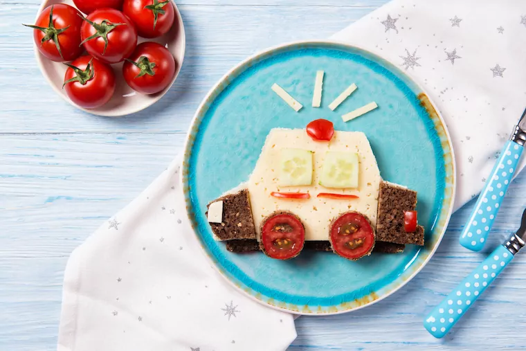 Teller mit Auto aus Toastbrot