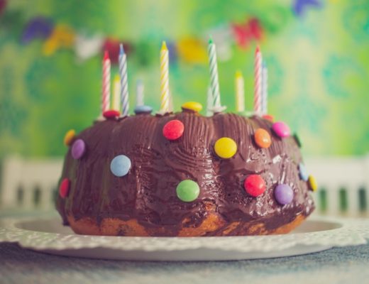 Ein Geburtstagskuchen für Kleinkinder mit Smarties und Kerzen