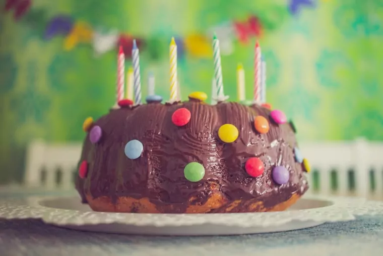 Ein Geburtstagskuchen für Kleinkinder mit Smarties und Kerzen