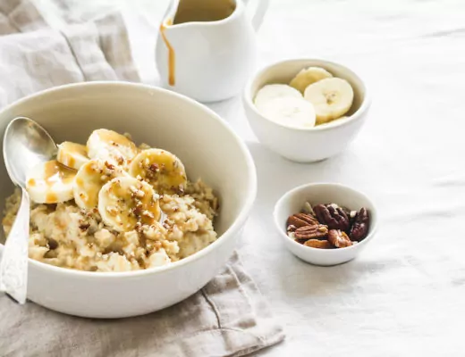 Bowl mit Müsli, getoppt von Banane und Honig