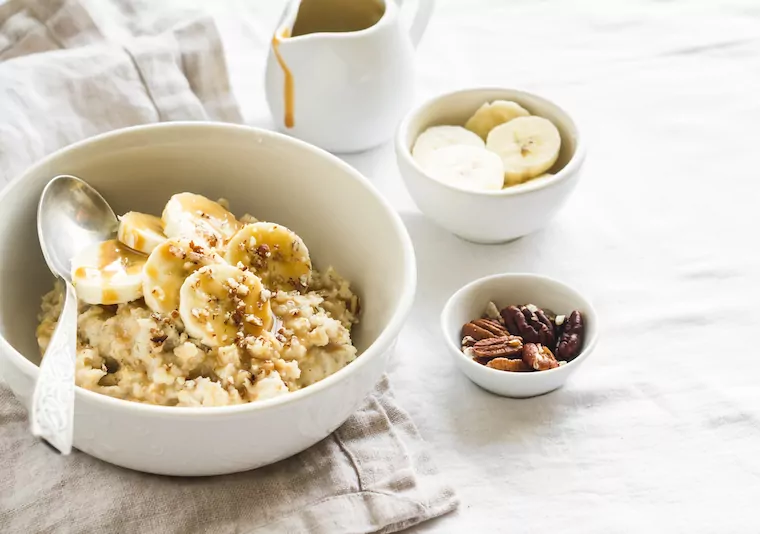 Bowl mit Müsli, getoppt von Banane und Honig