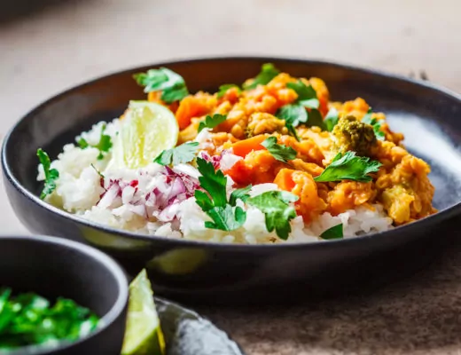 Das Linsen-Curry mit Gemüse ist ein tolles Rezept für die Schwangerschaft. Es liefert viel Eisen und weitere Nährstoffe, ist vegan und glutenfrei.