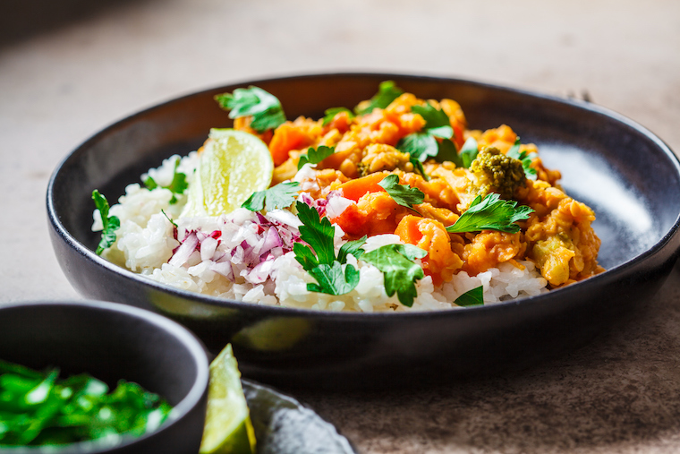 Das Linsen-Curry mit Gemüse ist ein tolles Rezept für die Schwangerschaft. Es liefert viel Eisen und weitere Nährstoffe, ist vegan und glutenfrei.