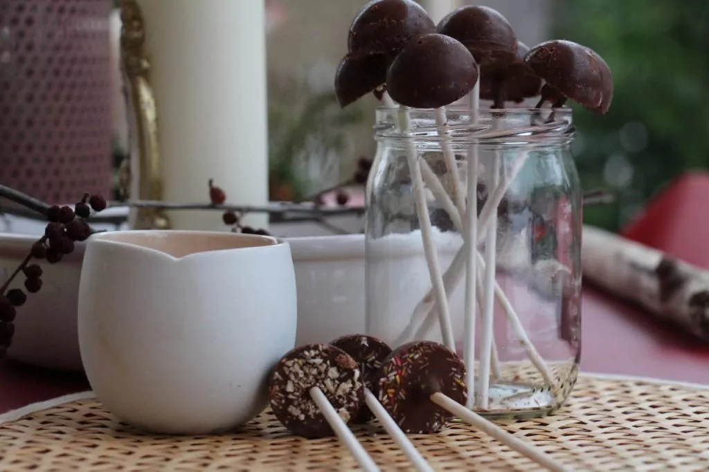 Lollies aus Schokolade zum Eintauchen in Milch 