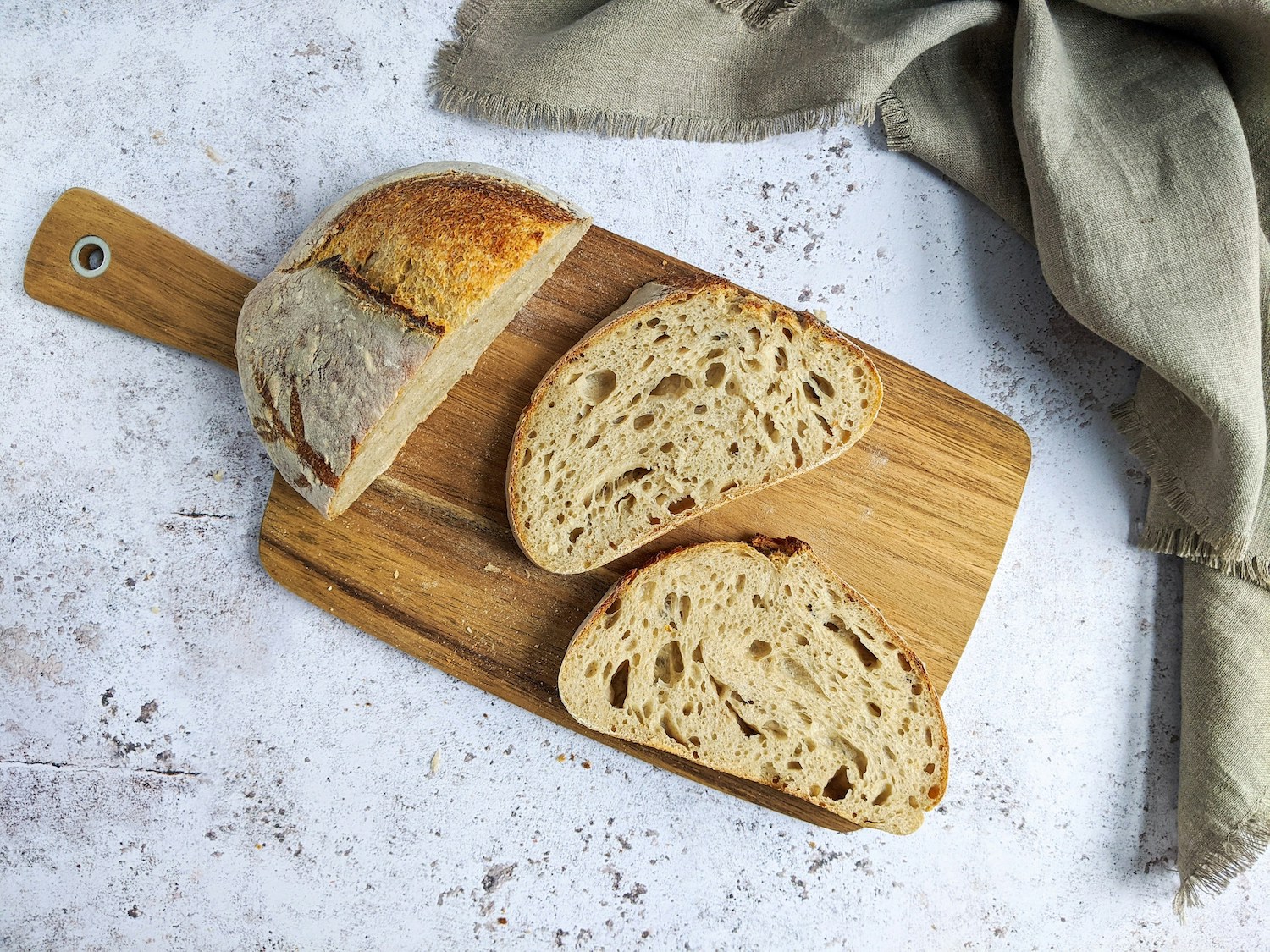 Brot auf Schneidebrett, dass in Stücke geschnitten ist.
