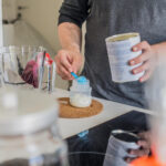 Ein Vater bereitet Babymilch im Fläschchen zu.