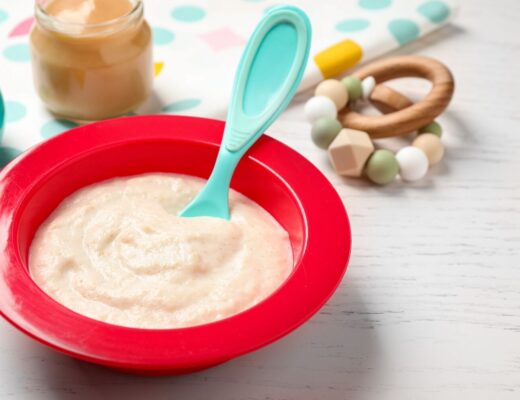 Eine Schüssel mit Babybrei steht auf einem Tisch