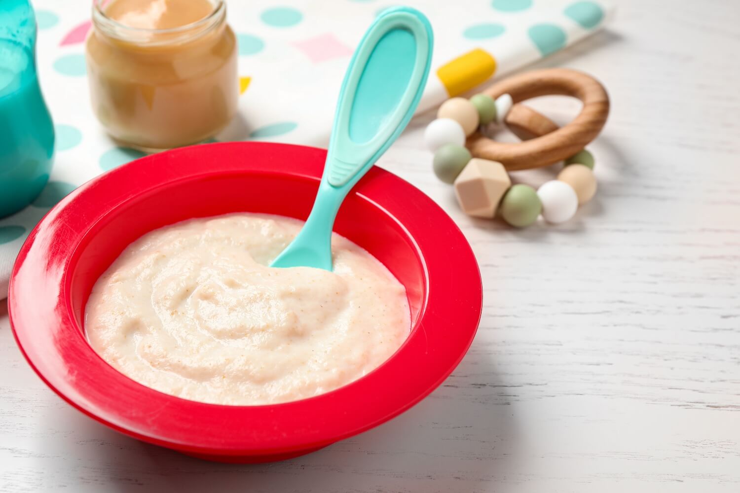 Eine Schüssel mit Babybrei steht auf einem Tisch