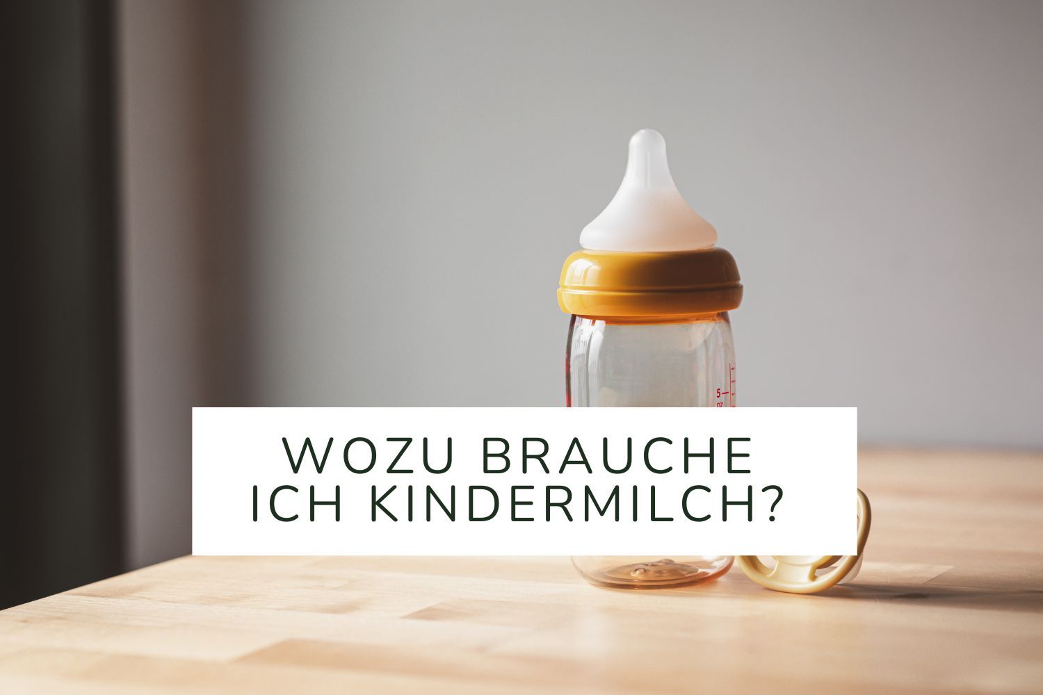 Leere Saugflasche für Babys mit dem Frage versehen: Wozu Kindermilch?